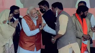 modi touches feet of bjp leader| pm modi in up election| up election 2022