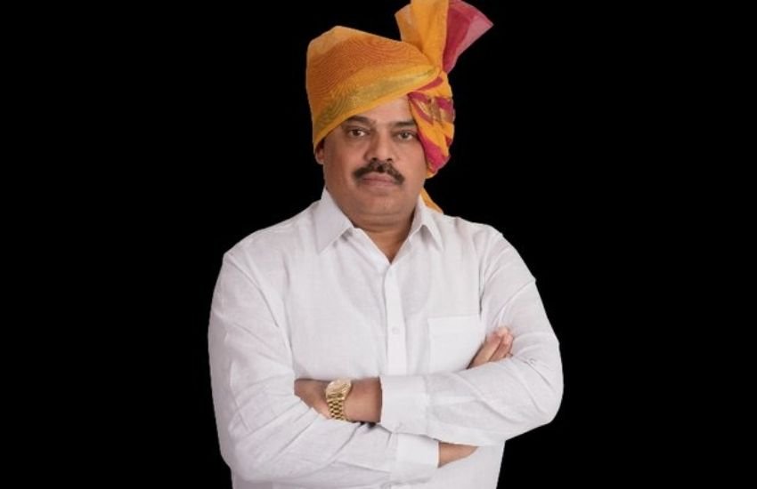 सपा से भाजपा में आए ठाकुर जयवीर सिंह के पास 13 करोड़ की सम्पत्ति हलफनामे में दिखाई है, लेकिन उनके या उनकी बीवी-बच्चों के पास एक भी गाड़ी नहीं नहीं है। 