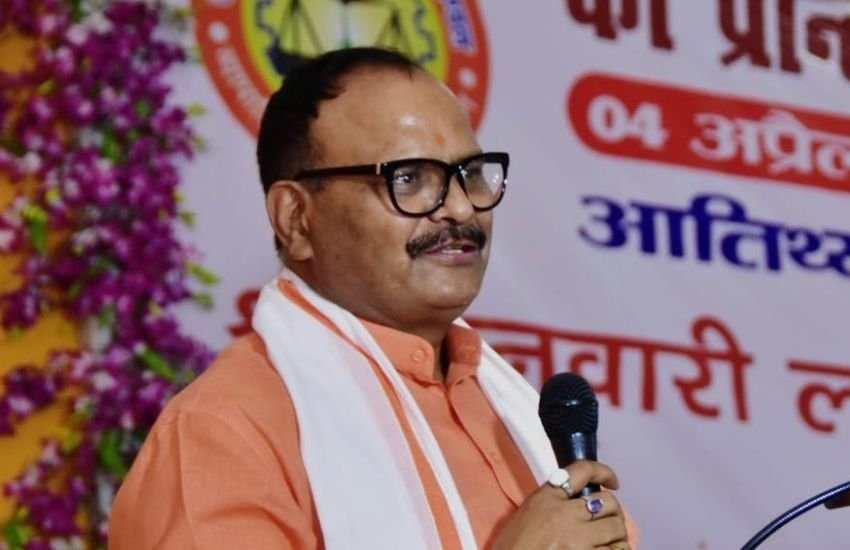 दो बार के सांसद और विधायक रहे और अब लखनऊ कैंट से प्रत्याशी बृजेश पाठक के नाम पर भी एक गाड़ी नहीं है। यहां तक कि उनकी पत्नी व बच्चों के नाम भी कोई गाड़ी पंजीकृत नहीं है।