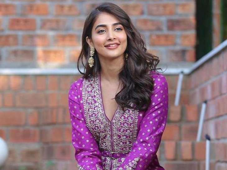 पूजा हेगड़े मुंबई के श्रीमती मीठीबाई मोतीराम कुंदनानी कॉलेज ऑफ़ कॉमर्स एंड इकोनॉमिक्स से कॉमर्स में ग्रेजुएट हैं। फ़िल्मी करियर की शुरुआत करने से पहले 2010 में पूजा ने मिस यूनिवर्स इंडिया पेजेंट में हिस्सा लिया, जिसमें वो रनर-अप रही थीं। Photos: Scocial Media