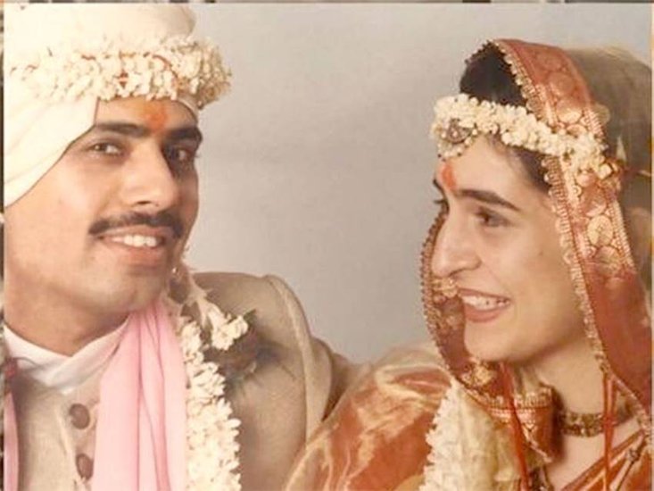 Priyanka Gandhi Robert Vadra Love Story: प्रियंका गांधी भारतीय राजनीति का चर्चित चेहरा हैं। नेहरू परिवार के दूसरे सदस्यों की तरह वह भी राजनीति में सक्रिय हैं। प्रियंका गांधी ने 18 फरवरी 1997 को रॉबर्ट वाड्रा संग शादी रचाई थी। जानिए दोनों की प्रेम कहानी।