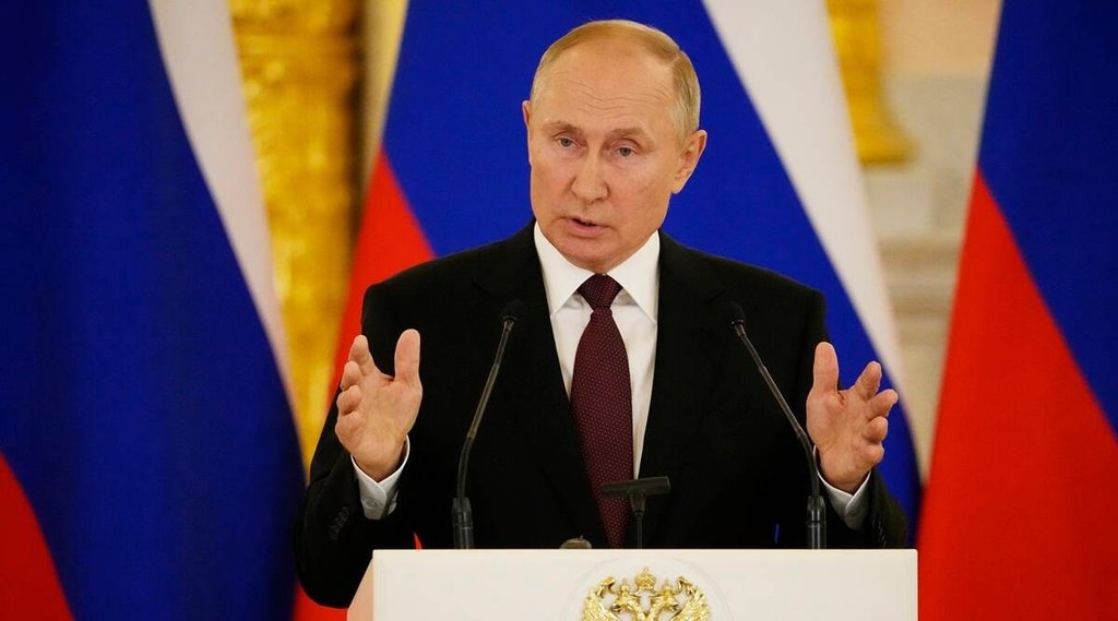 Ukraine, Russia, Putin, Red Lipstick Army, Russian women, Russian media