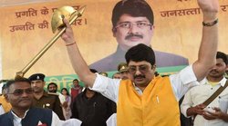 राजा भैया का छोटा सा समर्थक बोला- अखिलेश यादव के घर लगा देंगे लॉकडाउन, कुंडा MLA की बेटी ने कहा – बिल्कुल रिलैक्स हैं पापा