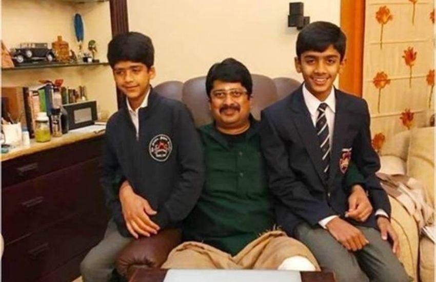 राजा भैया के जुड़वा बेटे अब बड़े हो रहे हैं और दोनों पिता के नामांकन में भी साथ गए थे। घर-परिवार में राजनैतिक बातों का उनके विचारों पर भी प्रभाव नजर आने लगा है। खास बात ये है कि दोनों बेटे पिता को अपना आइडियल मानते हैं और इसके पीछे कारण भी बताते हैं।