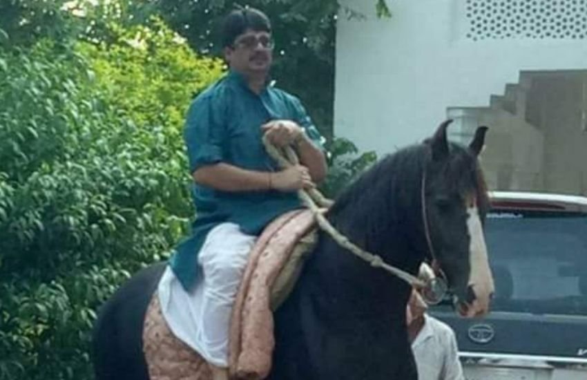 राजा भैया के पास साढ़े 3 किलो सोना, 26 किलो चांदी है। वहीं, पत्नी के नाम 4 किलो सोना,10 किलो 509 ग्राम चांदी है।