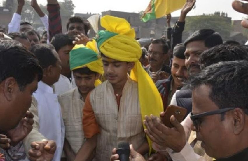 राजा भैया के बेटे अपने पिता की तरह पढ़ाई पूरी करने के बाद राजनीति में आने को इच्छुक हैं।