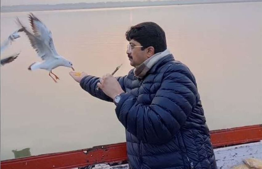 शीशे के ग्लास चलने से बहुत से लोग चोटिल हुए थे और जूते चप्पल फेंक चुके विधायकों के पैरों में भी शीशे खूब गड़े थे।