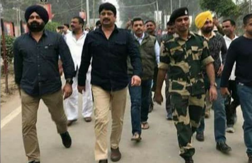 राजा भैया का कहना था कि पहले जूते चप्पल चले फिर माइक चले और उसके बाद विधायकों ने शीशे के ग्लास ही चला दिए थे।