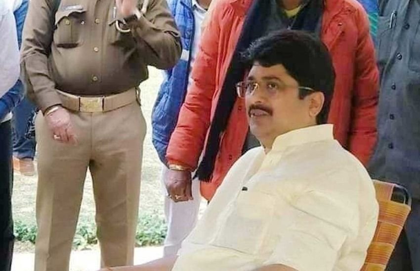 21 अक्टूबर, 1997 में यूपी के तत्कालीन मुख्यमंत्री कल्याण सिंह को बहुमत साबित करना था।साल 1996 के विधानसभा चुनाव के बाद बीजेपी और बसपा में छह-छह महीने के सीएम बनने का करार हुआ था। लेकिन जब दूसरी बार कल्याण सिंह के सीएम बनने की बारी आई तो मायावती ने अपना समर्थन वापस ले लिया। तब विधानमंडल में बहुमत साबित करने के दौरान पक्ष और विपक्ष भिड़ गया था। राजा भैया बीजेपी का समर्थन कर रहे थे और विधानमंडल में जो कुछ हुआ उसके बारे में हाल ही में एक इंटरव्यू में बताया था।