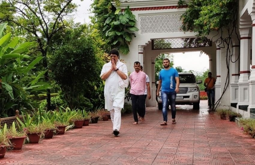 वहीं, शुक्रवार को कुंडा विधानसभा के बिहार बाजार में चुनावी सभा में उन्होंने कहा कि कुंडा में कुंडी लगाने वाला अब तक इस धरती पर कोई माई का लाल नहीं पैदा हुआ है। 