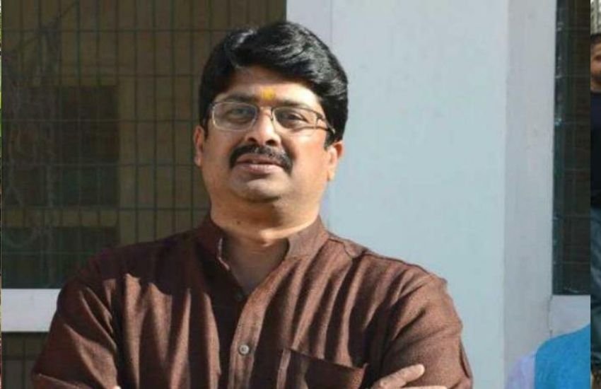 एक चप्पल के साथ शुरू हुई पक्ष-विपक्ष की लड़ाई माइक और शीशे के ग्लास तक पहुंच गई थी।