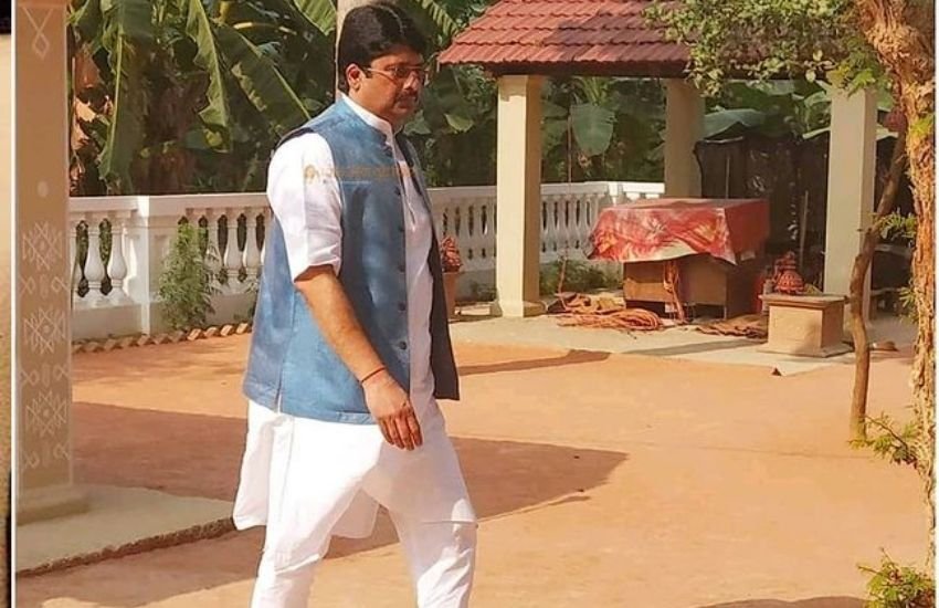 राजा भैया का कहना था कि अगर नेता को यह गलतफहमी है कि सपा जीत रही है तो वह बता दें कि न तो सपा जीतेगी और न वह इसे जीतने देंगे।