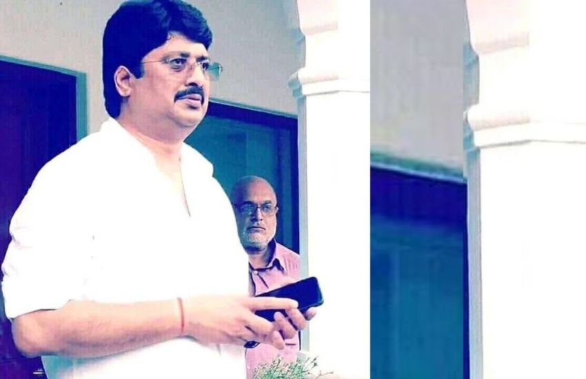 राजा भैया ने द लल्लनटॉप से बातचीत में बताया था कि उनके पिता का राजनीति से कोई लेना देना नहीं था, बावजूद उन्हें गलत आरोप लगा कर जेल भेजा गया।