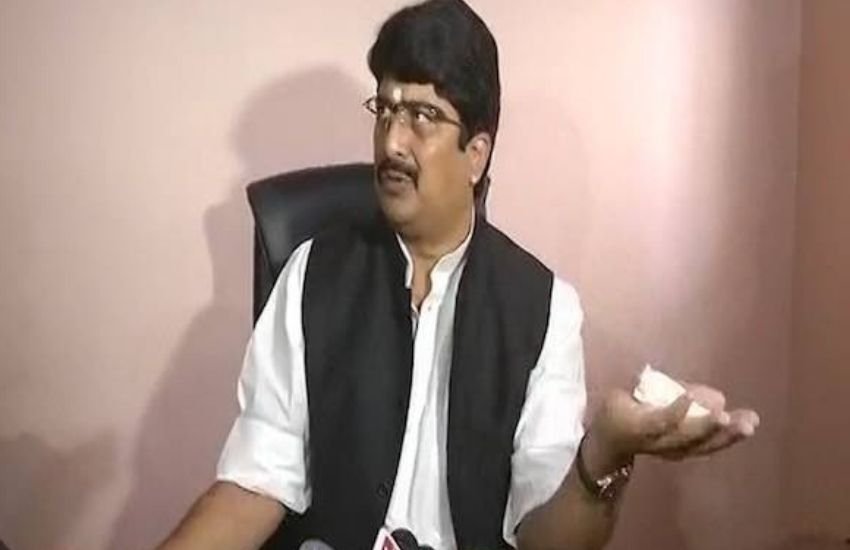 बेटों ने राजा भैया के बारे में कहा कि उनके पिता जनसुलभ हैं और उनके और जनता के बीच एकअलग सा रिश्ता है। वह समस्याओं को सुलझाते हैं।