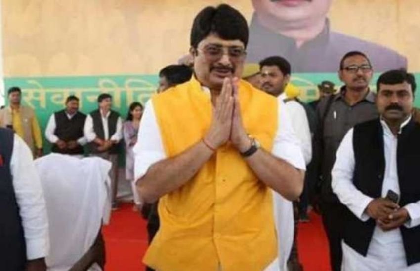 राजा भैया का कहना था कि मायावती के शासन काल में कुंडा में डेढ महीने जितने भी एफआईआर हुए उसमें उनका नाम भी शामिल होता रहा था। भले ही वह चोरी, डकैती या लड़ाई का ही क्यों न रहा हो।