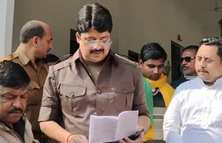 राजा भैया का कहना था कि एफआईआर में यह लिखवाया गया कि उन्होंने पूरन को कहा कि यदि वह मुलायम जिंदाबाद नहीं कहेंगे तो उन्हें वह गोली मार देंगे। जबकि वह पूरन सिंह से पर कभी मिले तक नहीं थे।