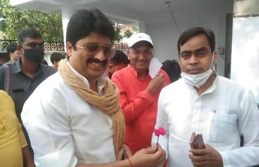 राजा भैया का कहना था कि वह अपने एक बेटे को सेना में देखना चाहते हैं। वह चाहते हैं कि एक बेटा उनका राष्ट्र के लिए समर्पित हो।