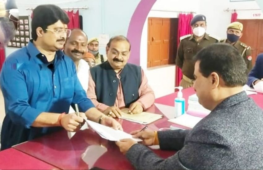 राजा भैया पहली बार जनसत्ता दल लोकतांत्रिक के निशान (Symbol) पर चुनाव लड़ने जा रहे हैं। इससे पहले वह निर्दलीय चुनाव लड़ते रहे थे।