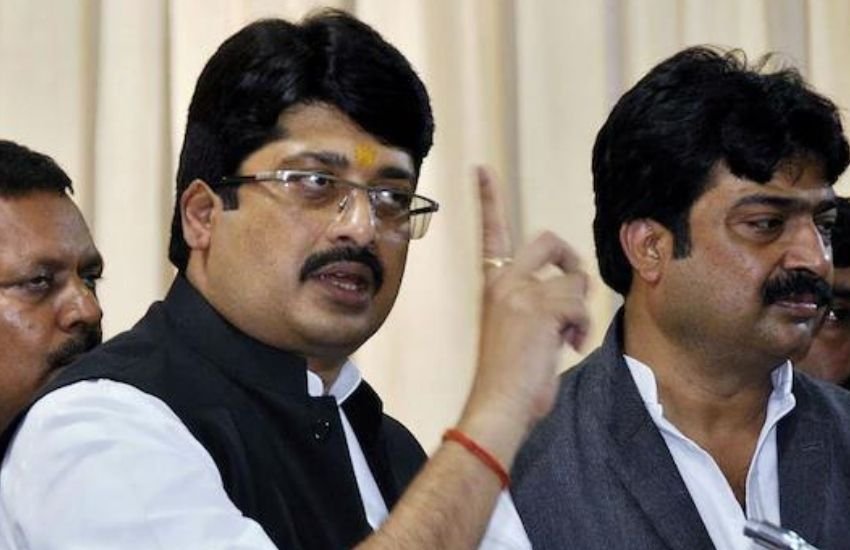 यह पूछे जाने पर की क्या वो अपने पिता की पार्टी से चुनाव लड़ेंगे तो राजा भैया के बेटे ने कहा कि यह पार्टी तय करेगी।