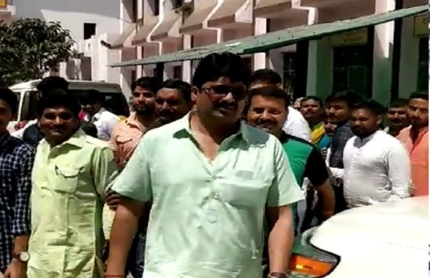एबीपी गंगा को दिए इंटरव्यू में राजा भैया के बेटे बृजराज और शिवराज दोनों ने बताया कि उन्हें राजनीति से लगाव है।