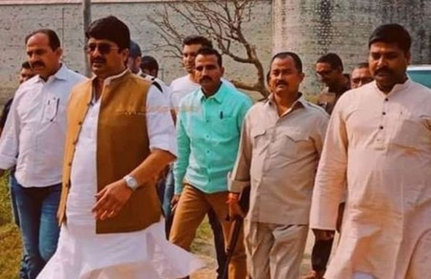 बता दें कि राजा भैया के खिलाफ कुंडा से उनके दोस्त रहे गुलशन यादव खड़े हैं। Photos: Social Media