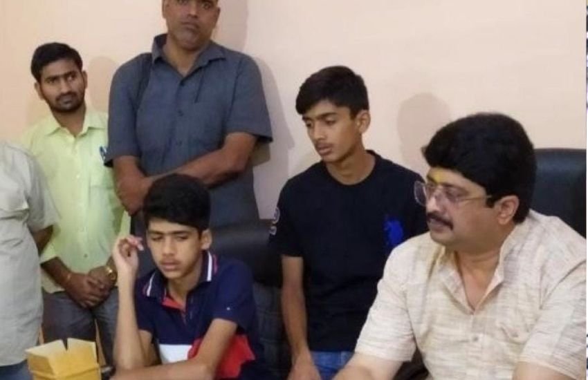 राजा भैया के बेटो ने एक इंटरव्यू में बताया था कि वह भी राजनीति में आने को इच्छुक हैं,लेकिन अभी उनकी पढ़ाई चल रही है।