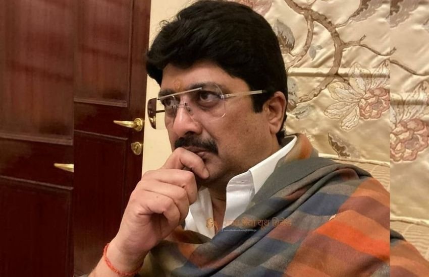 राजा भैया कुंडा से सातवीं बार विधायकी का पर्चा भरे हैं। इस बार नामांकन के समय उनके जुड़वा बेटे भी उनके साथ थे। नामांकन के दौरान उनके बच्चों ने एक इंटरव्यू में राजनीति में आने की अपनी इच्छा जताई थी, लेकिन राजा भैया इस बारे में क्या सोचते हैं, चलिए जानें।