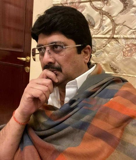 वैसे राजा भैया अपनी राजनीति के अलावा भी कई चीजों को लेकर अकसर चर्चा में रहे है। उनसे जुड़ा एक ऐसा ही मामला है कि वह प्लेन भी उड़ा लेते हैं।