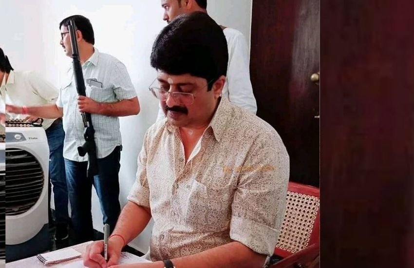 राजा भैया का कहना था उनके पिता पर कई मुकदमे किए गए थे। राजा भैया ने कहना था कि इन सब के पीछे उन्हें तोड़ने और कमजोर करने का प्रयास था।