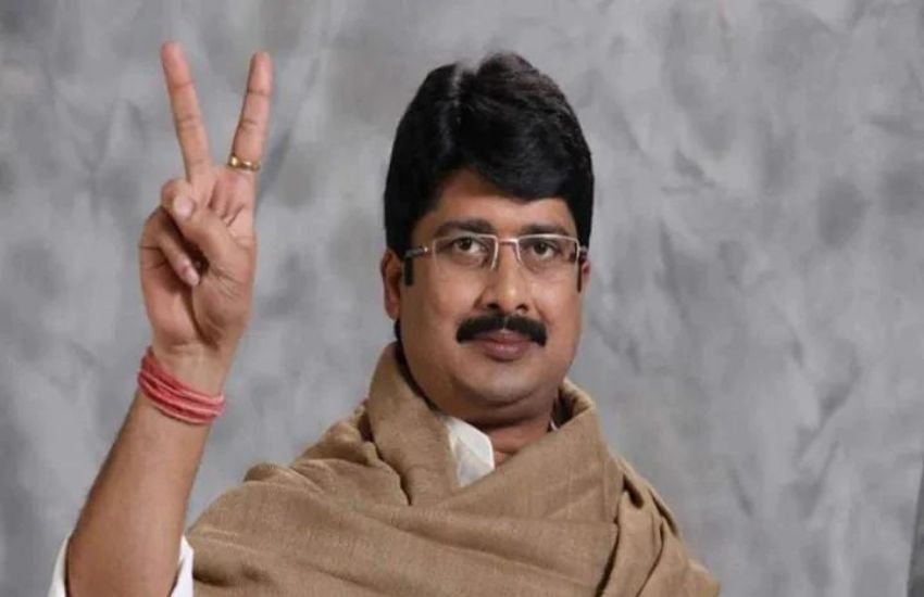 राजा भैया ने दावा किया कि उन्हेांने कभी मंच से हल्की बात नहीं की। कहा कि हम भी बहुत दिन से बर्दाश्त कर रहे हैं। 10 के बाद 11 तारीख भी आएगी। वह चाहते हैं कि कुंडा का चुनाव शांतिपूर्ण तरीके से निपटे।