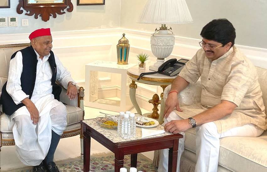 Raja Bhaiya On Mulayam Singh Yadav: मुलायम सिंह यादव (Mulayam Singh Yadav) और राजा भैया (Raja Bhaiya) के बीच पिछले 20 सालों से भी ज्यादा समय से संबंध मधुर बने हुए हैं। राजा भैया कहते हैं कि वह हमेशा से मुलायम सिंह का आदर करते रहे हैं और करते भी रहेंगे। मुलायम तो रघुराज प्रताप सिंह (Raghuraj Pratap Singh) उर्फ राजा भैया को लोकसभा सांसद भी बनाना चाहते थे। इस बात की जानकारी खुद राजा भैया ने दी है।