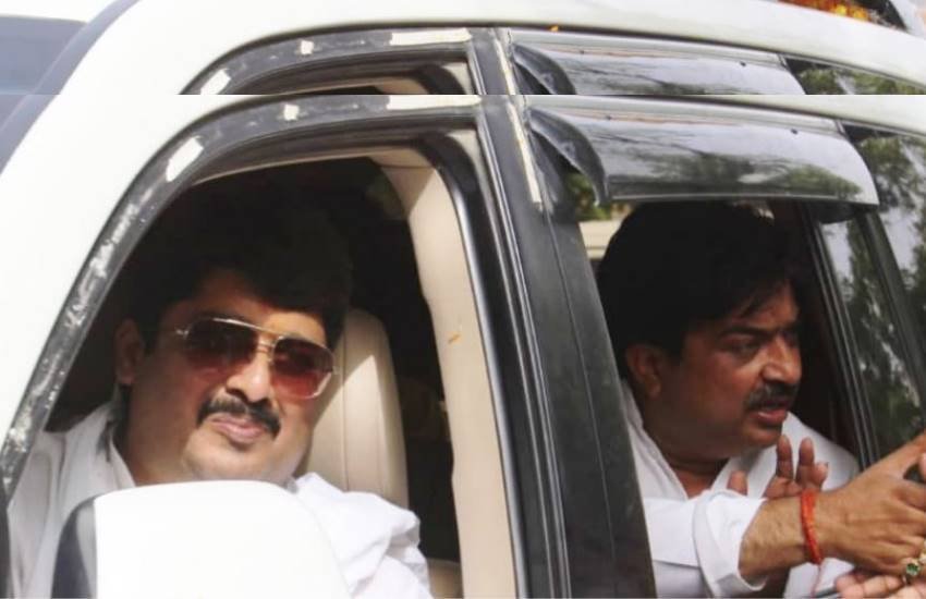 राजा भैया ने बताया कि उस वक्त वह जेल में थे। उनका कहना था कि वह चुनाव तो जेल के अंदर से भी जीत जाते लेकिन संसद जाने की इच्छा नहीं थी।