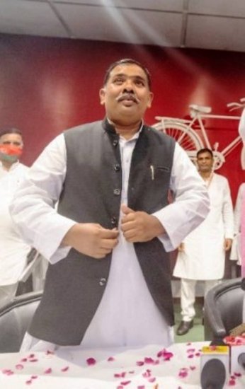 केशव देव मौर्य ने बसपा छोड़कर 2008 में महान दल का गठन किया था। तब से अब तक वह खुद ही पार्टी की पहचान बने हुए हैं।