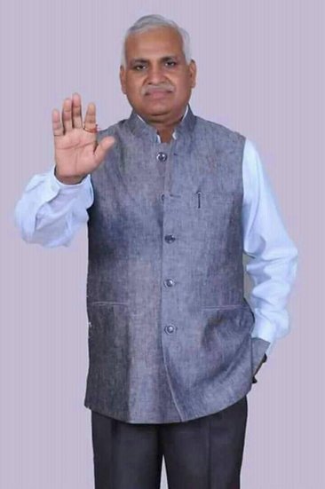 बसपा सरकार में कैबिनेट मंत्री रहे बाबू सिंह कुशवाहा अपनी पार्टी जन अधिकार पार्टी के सबसे बड़े नेता और अध्यक्ष भी हैं।