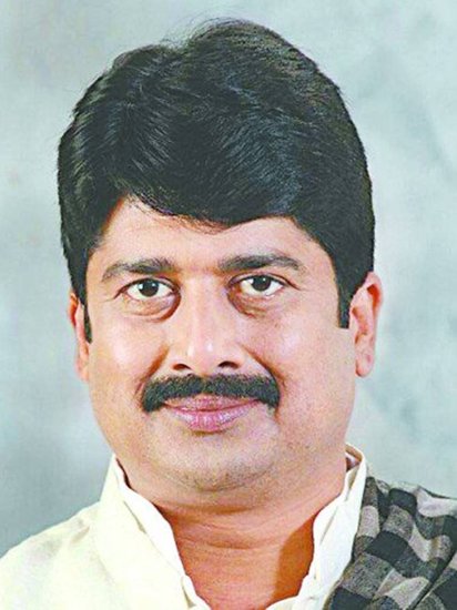 Raja Bhaiya: राजा भैया का असली नाम रघुराज प्रताप सिंह (Raghuraj Pratap Singh) है। वह प्रतापगढ़ में कुंडा (Kunda) विधानसभा सीट से विधायक (MLA) हैं। राजा भैया ने 1993 में अपना पॉलिटिकल डेब्यू किया था। तब से लेकर साल 2018 तक वह निर्दलीय ही चुनाव लड़ते रहे। 