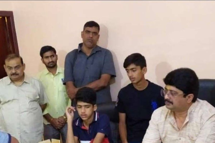 बकौल राजा भैया उन्होंने जिद पकड़ ली थी कि अब वह अपने बेटों का मुंह तभी देखेंगे जब वह जेल से छूट जाएंगे। इस तरह जब बच्चे 11 महीने के हो गए उसके बाद ही राजा भैया उन्हें देख सके थे।