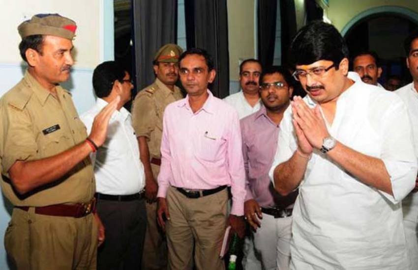 साल 2003 मायावती की सरकार गिर गई और मुलायम सिंह यादव यूपी के सीएम बन गए। राजा भैया को बरेली से प्रतापगढ़ की जेल में ट्रांसफर कर दिया गया। मुलायम सिंह यादव ने राजा भैया पर से पोटा जैसी धाराएं भी हटवा दी थीं। 