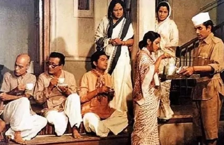 राजेश खन्ना की सुपरहिट फिल्म बावर्ची भी ओटीटी पर मौजदू है। राजेश खन्ना ने इस फिल्म में एक बावर्ची का किरदार निभाया था जो मतभेदों से भरे एक मध्यम वर्गीय परिवार को एकजुट करता है।