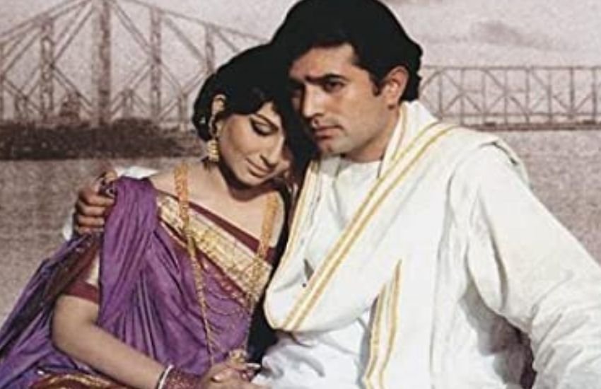 अमर प्रेम वो क्लासिक हिट फिल्म रही है जिसमें शर्मिला टैगोर एक वेश्या के किरदार में थी और राजेश खन्ना प्यार की तलाश में भटकते तन्हा पति के किरदार में थे। फिल्म की कहानी शर्मिला टैगोर का राजेश खन्ना और पड़ोस के एक छोटे लड़के से मां के रिश्ते पर बनी बेहद खूबसूरत फिल्म थी।