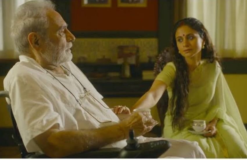 'मिर्जापुर' के पहले पार्ट में बीना त्रिपाठी ने अपने ऑन स्क्रीन ससुर संग भी बोल्ड सीन दिए थे। बोल्ड कंटेंट पर बनी इस फिल्म से रसिका चर्चा में आ गई थीं।