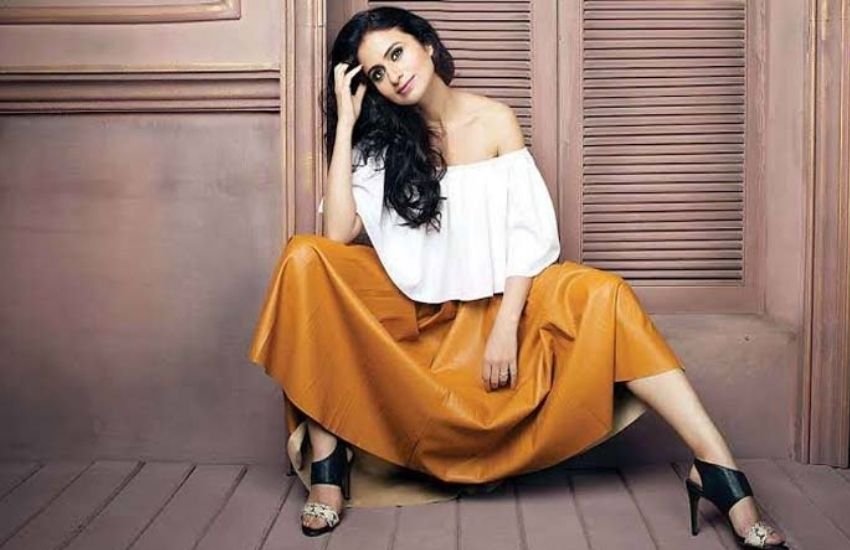 'मिर्जापुर' वेब सीरीज में कालानी भैया की पत्नी बीना त्रिपाठी का रोल निभाया था। इन दोनों के इंटीमेट सीन्स काफी बोल्ड थे।