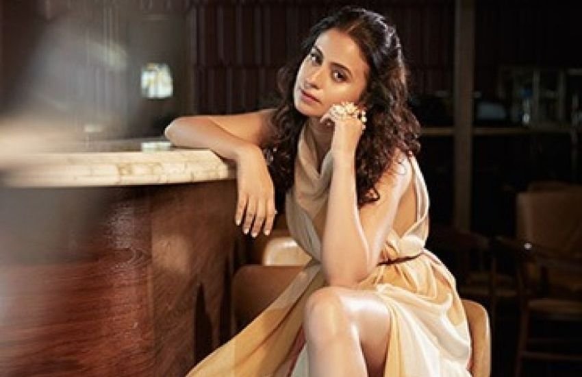 झारखंड के जमशेदपुर की रहने वालीं रसिका का जन्म साल 1985 में हुआ। 2004 में उन्होंने दिल्ली के लेडी श्रीराम कॉलेज ऑफ वूमन से मैथ में बैचलर ऑफ साइंस की डिग्री ली। 