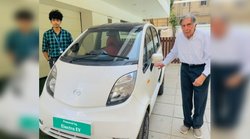 रतन टाटा ने की Tata Nano EV की सवारी, 4 सीटर ये इलेक्ट्रिक कार देगी 160km की रेंज