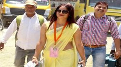 UP Elections 2022 में अलग लुक में नजर आईं रीना द्विवेदी, प‍िछले चुनाव में पीली साड़ी में फोटो हुई थी वायरल