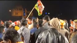 लालटोपी कैसे लोकतंत्र पर कहर बनकर टूटी- लाइव टीवी पर भिड़ गए सपा-बीजेपी के कार्यकर्ता तो अनुराग ठाकुर ने ऐसे कसा तंज