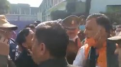 वोटिंग का रुझान देखकर मंत्री जी का मूड ऑफ- पोलिंग बूथ पर CRPF जवान से भिड़े मंत्री तो लोगों ने दी ऐसी प्रतिक्रिया