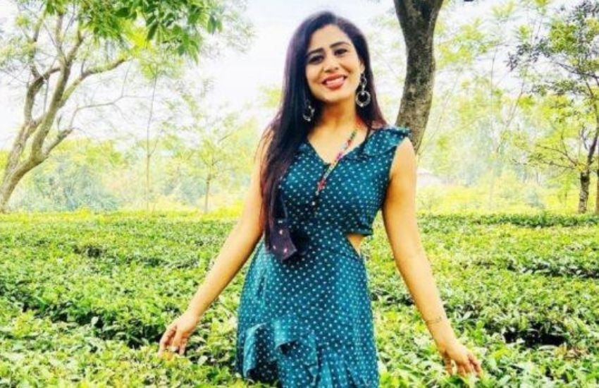 मामाअर्थ की को-फाउंडर और चीफ गजल अलघ ने पंजाब यूनिवर्सिटी से ग्रेजुएशन किया है। इसके साथ ही उन्होंने न्यूयॉर्क अकेडमी ऑफ आर्ट्स से भी पढ़ाई की है।