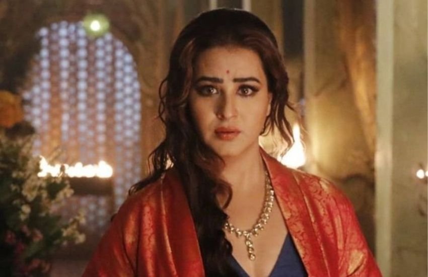 राजा का ख्याल रखने के लिए पटरानी मीरावती नई-नई रानियां लेकर आती हैं। राजा महिलाओं पर इतने अत्याचार करता है कि एक के बाद एक उसकी चार रानियां महल से गायब हो जाती हैं।