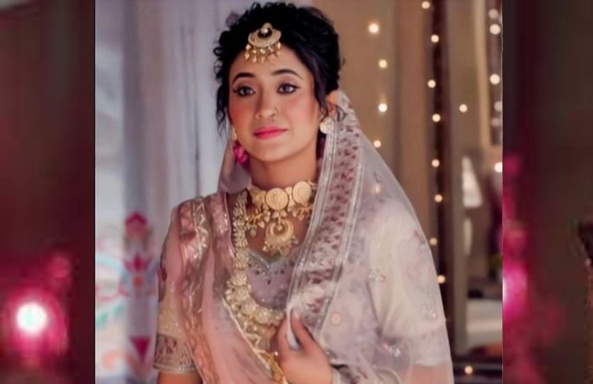 शिवांगी ने बताया कि उनके लिए काफी रंगीन और चटकिली ड्रेसेस रखी हुईं थी और एक-एक कर वह ट्राय कर डायरेक्टर को दिखाने जाती थीं।