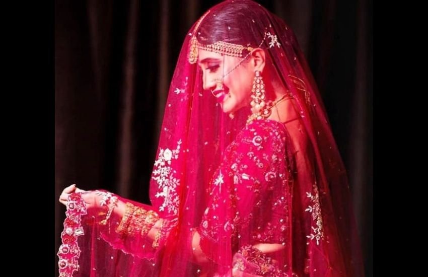 सुर्ख लाल जोड़े में शिवांगी घूंघट ओढ़े नजर आई थीं और ये लुक उनका सोशल मीडिया पर खूब पसंद गया गया था।